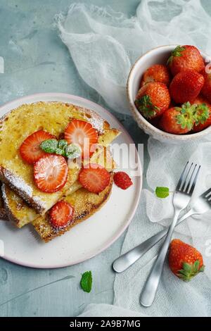 Petit-déjeuner de pain perdu aux fruits rouges, overhead view Banque D'Images