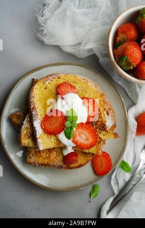 Petit-déjeuner de pain perdu aux fruits rouges, overhead view Banque D'Images