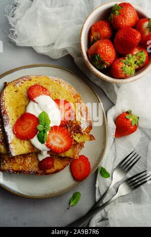 Petit-déjeuner de pain perdu aux fruits rouges, overhead view Banque D'Images