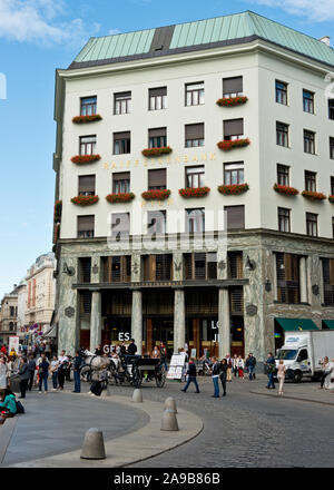 Michaelerplatz et façade moderne de la Looshaus Bâtiment maintenant occupé par Raiffseisenbank. Le centre de Vienne, Autriche Banque D'Images