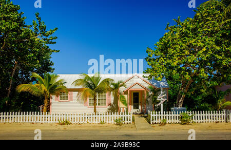 La petite Caïman, Îles Cayman, Nov 2018, instituts de beauté dans une chambre au style des Caraïbes par Guy Banks road Banque D'Images