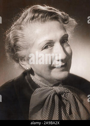 Agnes Windeck, deutsche Bühnen-, Film- und Fernsehschauspielerin, Deutschland um 1956. Théâtre Allemand, film et télévision, l'actrice Agnes Windeck Allemagne ca. 1956. Banque D'Images