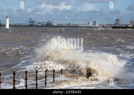 Les grandes marées et tempêtes lash la promenade à New Brighton sur le Wirral, Royaume-Uni avec les embruns s'écraser contre les défenses côtières Banque D'Images