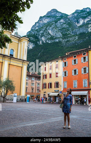 Piazza Cavour et de la Chiesa di Santa Maria Assunta, Riva del Garda, Trentino, en Italie Banque D'Images