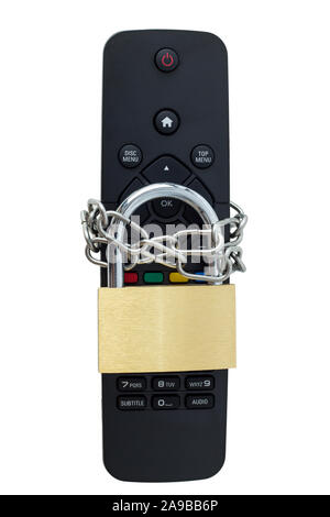 Close-up d'un verrou métallique relié à une télécommande, isolé sur fond blanc. Banque D'Images