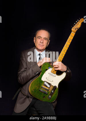 Status Quo frontman Francis Rossi OBE avec sa Fender Telecaster verte à Londres. Banque D'Images