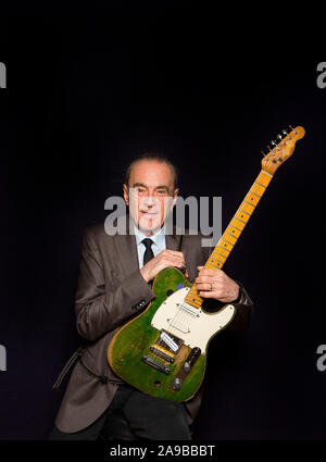 Status Quo frontman Francis Rossi OBE avec sa Fender Telecaster verte à Londres. Banque D'Images