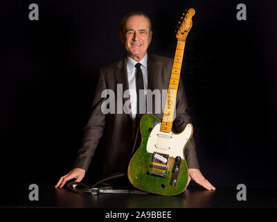 Status Quo frontman Francis Rossi OBE avec sa Fender Telecaster verte à Londres. Banque D'Images