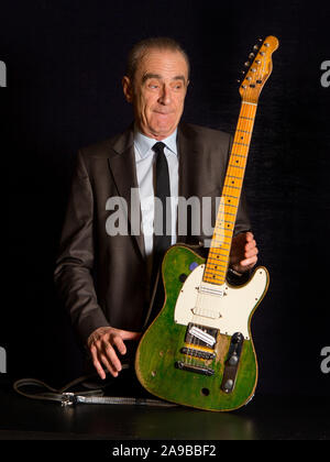 Status Quo frontman Francis Rossi OBE avec sa Fender Telecaster verte à Londres. Banque D'Images