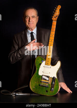 Status Quo frontman Francis Rossi OBE avec sa Fender Telecaster verte à Londres. Banque D'Images