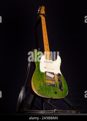 Status Quo frontman Francis Rossi OBE's green Fender Telecaster à Londres. Banque D'Images