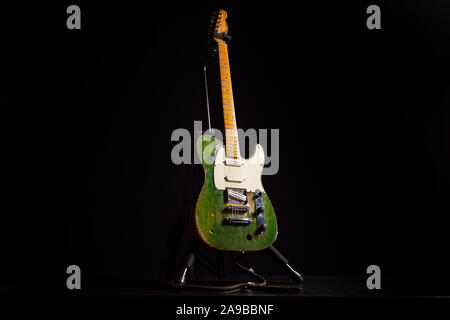 Status Quo frontman Francis Rossi OBE's green Fender Telecaster à Londres. Banque D'Images