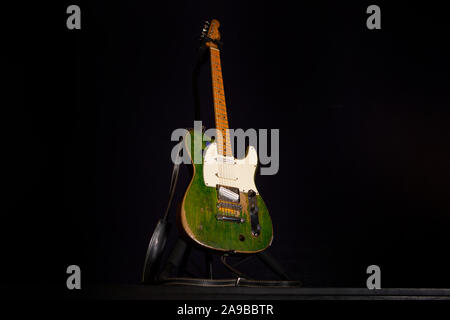 Status Quo frontman Francis Rossi OBE's green Fender Telecaster à Londres. Banque D'Images