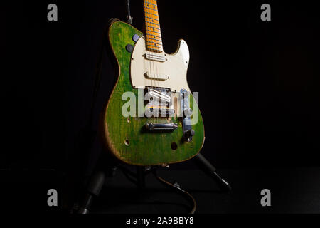 Status Quo frontman Francis Rossi OBE's green Fender Telecaster à Londres. Banque D'Images