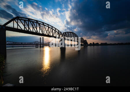 Les quatre gros Bridge sur la rivière Ohio à partir de Louisville, KY à Indiana. Banque D'Images