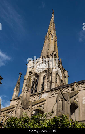 Cathédrale gothique sous ciel ensoleillé. La Vierge de la Cathédrale Rosaire est une église catholique construite dans le style gothique en 1906 à Azul Buenos Aires Argentin Banque D'Images