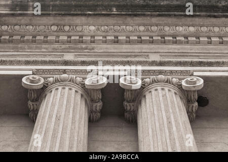 Création de colonnes en détail. Colonnes préservées avec piliers et capital de style Corinthien stabilité et équilibre de l'équilibre Banque D'Images