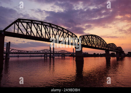 Coucher du soleil des quatre grands Bridge à Louisville, KY. Banque D'Images