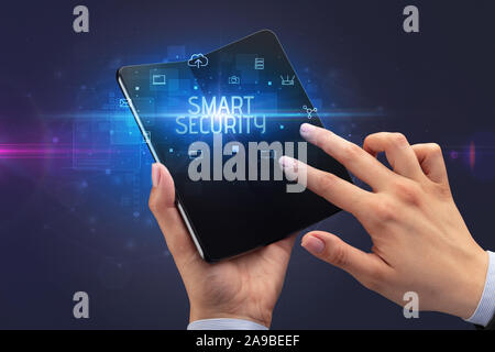 Businessman holding a smartphone pliable avec une sécurité renforcée de l'inscription, la cyber sécurité concept