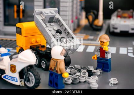 Tambov, Fédération de Russie - 21 octobre 2019 Lego dump truck dumping out charger sur route en raison d'accident de la route. La police enquête sur. Banque D'Images