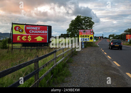 11.07.2019, Dundalk, Louth, Ireland - Publicité pour exchange office directement sur la frontière irlandaise sur une route de campagne en direction de Belfast (à droite). Banque D'Images