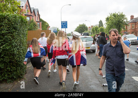 12.07.2019, Belfast, Irlande du Nord, Royaume-Uni - Filles avec Union Jacks sur Orangemens jour, un Protestant fête annuelle commémorant la bataille Banque D'Images