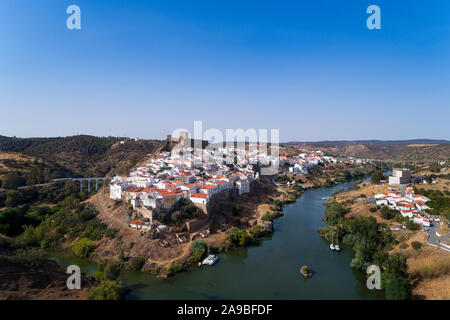 Vue aérienne du village traditionnel de Mértola, en Alentejo, Portugal. Banque D'Images