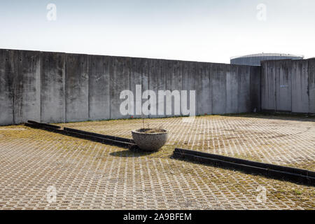 25.03.2018, Berlin, Berlin, Allemagne - mur de béton autour de l'entrepôt de gravier dans Sophienwerderweg à Berlin-Spandau. 00P180325D200CAROEX.JPG [MODEL Banque D'Images