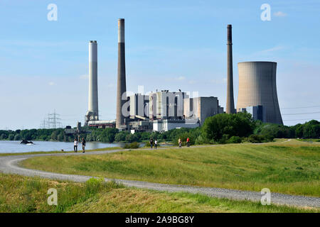 01.06.2019, Dinslaken, Rhénanie du Nord-Westphalie, Allemagne - Rheinauen de Dinslaken - Dans l'arrière-plan la Voerde power station. 0RL190601D034CAROEX.JPG Banque D'Images