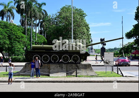 20.07.2019, La Havane, La Havane, Cuba - Vue d'un réservoir comme une relique de la révolution en face du musée de la révolution dans la vieille ville. 0RL190720D042 Banque D'Images