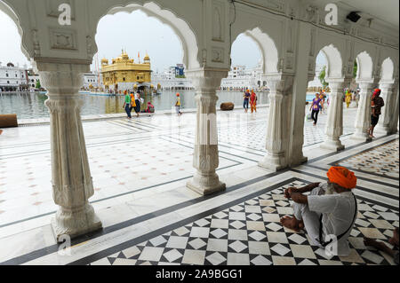 22.07.2011, Amritsar, Punjab, India - croire les Sikhs au Temple d'Or, le sanctuaire le plus élevé des Sikhs. 0SL110722D007CARO.JPG [communiqué de modèle : Banque D'Images