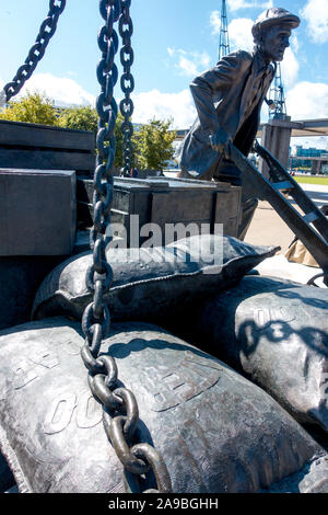 Sculpture de dockers en dehors de Londres, le centre des expositions Excel dans les Docklands intitulé 'atterri' par les Johnson Banque D'Images
