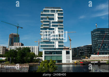 24.06.2019, Berlin, Allemagne - Vue de la tour résidentielle de luxe des niveaux de vie sur les rives de la Spree à Berlin-Friedrichshain. 0SL190624D0 Banque D'Images