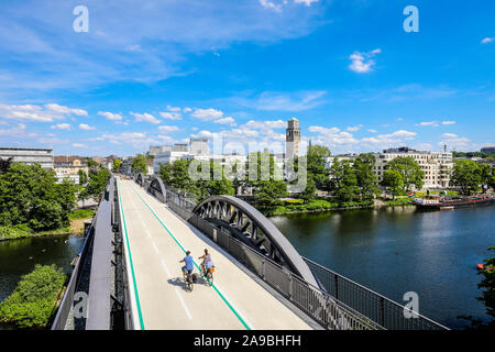 02.06.2019, de Muelheim an der Ruhr, Rhénanie du Nord-Westphalie, Allemagne - Location d'autoroute, la Ruhr Express RS1 cycle route, traverse la rivière Ruhr sur un fo Banque D'Images