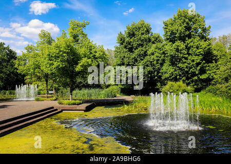 02.06.2019, de Muelheim an der Ruhr, Rhénanie du Nord-Westphalie, Allemagne - lac avec fontaine dans le parc, MŸGa Muelheim's garden à la Ruhr. 00X190602D128C Banque D'Images