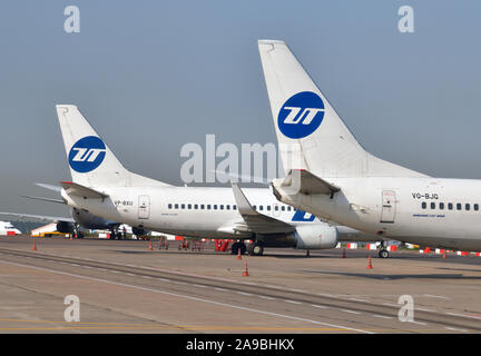 Moscou, Russie - juin 8. 2019. Avion de la compagnie aérienne UTAir sur le champ de décollage à l'aéroport de Vnukovo. Boeing 737 Banque D'Images