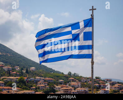 09.09.2019, Kyparissia, Messenia, Grèce - drapeau grec sur le château avec vue sur la ville côtière de Kyparissia. 00X190909D103CAROEX.JPG [communiqué de modèle : Banque D'Images