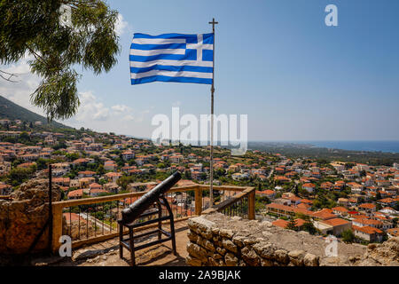 09.09.2019, Kyparissia, Messenia, Grèce - drapeau grec et canon historique sur les ruines du château surplombant la ville côtière de Kyparissia. 00X190909D105 Banque D'Images