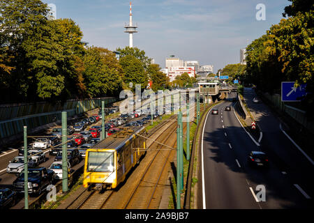 15.09.2019, Essen, Rhénanie du Nord-Westphalie, Allemagne - Accident la congestion sur l'autoroute A40, transports en commun, ici le métro U18 a, b Banque D'Images