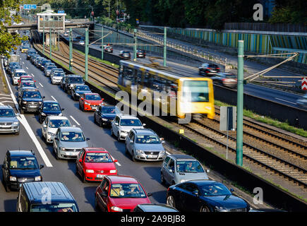 15.09.2019, Essen, Rhénanie du Nord-Westphalie, Allemagne - Accident la congestion sur l'autoroute a40, transports publics, ici un tram a travel. 00X190915 Banque D'Images