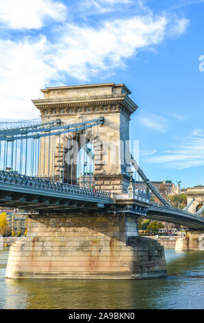 La construction de l'étonnant pont à chaînes Széchenyi, pont suspendu, sur le Danube à Budapest, Hongrie. Monument touristique dans la capitale hongroise. L'architecture historique. Banque D'Images