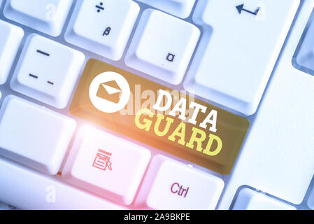 Main conceptuel écrit montrant Data Guard. Sens Concept analysisage pour survivre des bases de catastrophes naturelles et de corruption de données pc blanc avec clavier pas Banque D'Images