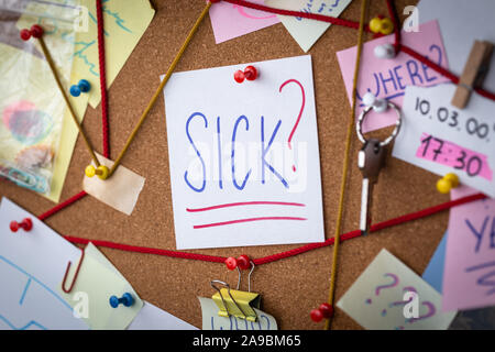 Concept de recherche en médecine. Vue rapprochée d'un détective conseil la preuve. Dans le centre est une feuille blanche avec une broche rouge avec le texte malade. Banque D'Images