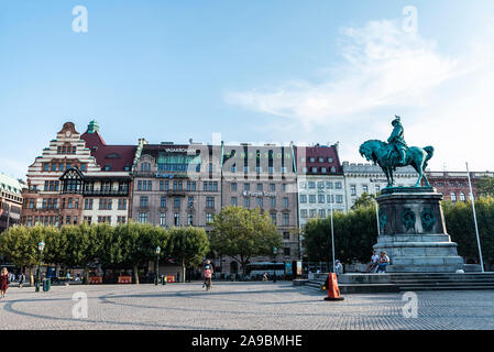 Malmö, Suède - août 28, 2019 : la statue de Karl X Gustav dans Stortorget, une grande place dans le centre de Malmö, en Suède avec les gens autour de Banque D'Images