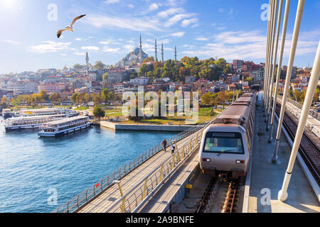 Halic metro pont et vue sur la Mosquée de Suleymaniye, Istanbul Banque D'Images