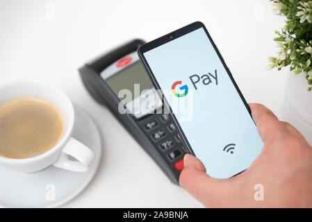 Wroclaw, Pologne - NOV 06, 2019 : Man holding smartphone avec Google payer logo. Payer Google portefeuille électronique est développé par Google. Banque D'Images