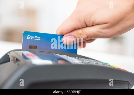 Wroclaw, Pologne - NOV 06, 2019 : le passage de la carte de débit Revolut en terminal de paiement. Revolut UK Ltd est une société de technologie financière offre d'avion ser Banque D'Images