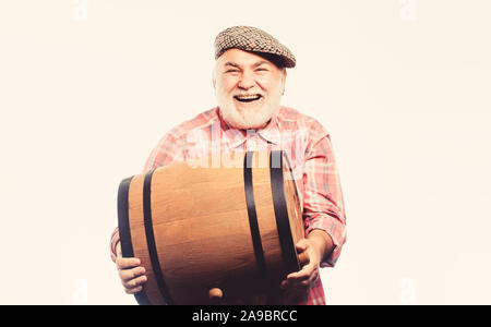 Barbu homme porter senior pour le vin tonneau en bois fond blanc. Produits de fermentation. Vin naturel fabriqué à partir de raisins biologiques. Winery concept. Vin maison. La production de vin tradition familiale. Banque D'Images