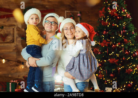 Dans la chambre de famille heureuse à Noël Banque D'Images