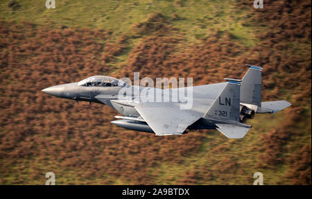 F-15E Strike Eagles 'Raider Vol', à partir de la 48e Escadre de chasse à RAF Lakenheath, faible altitude dans la boucle de Mach, MCL7, Galles, Royaume-Uni. Banque D'Images